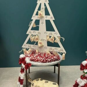 Calendrier de l’Avent en métal avec pochons en tissu Calendrier de l’Avent en métal avec pochons en tissu