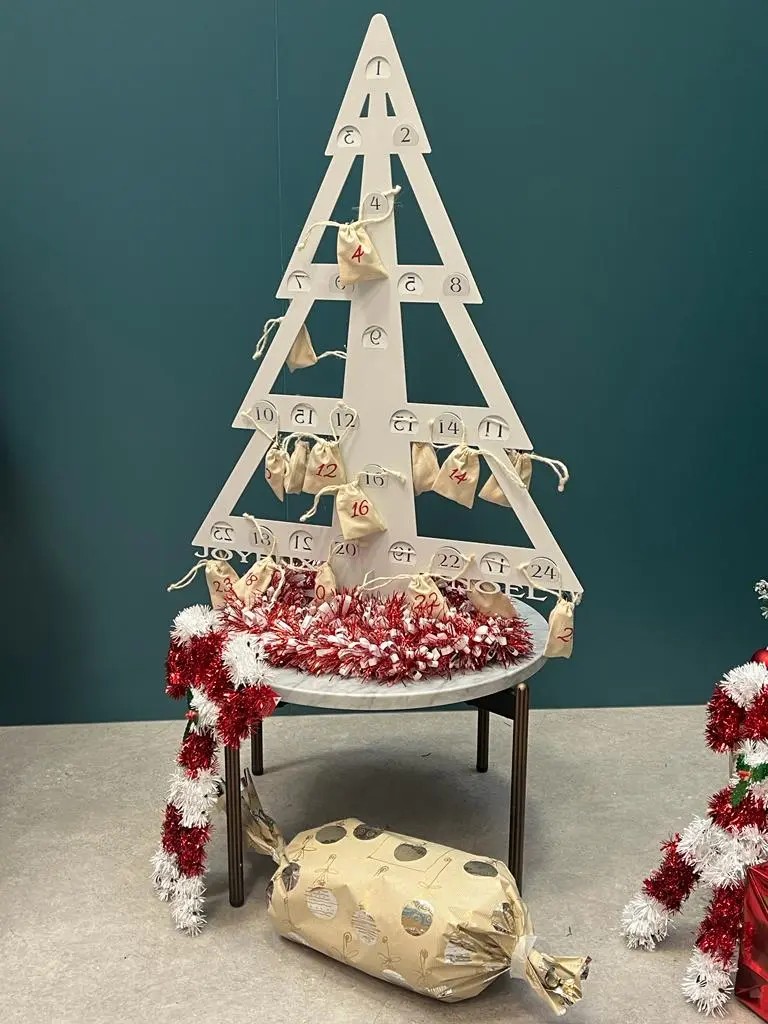 Calendrier de l’Avent en métal avec pochons en tissu Calendrier de l’Avent en métal avec pochons en tissu